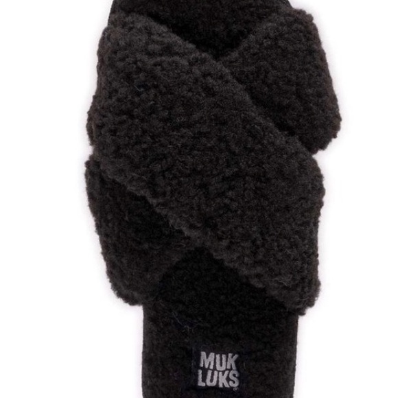 ⬇️🎉 SALE BNWTIP Muk Luks Criss Cross Slippers SOLD OUT! - Picture 4 of 6